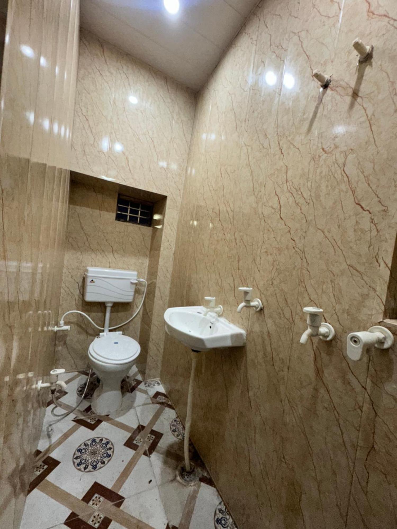 Pakhi Residency Hotel Vrindávan Kültér fotó