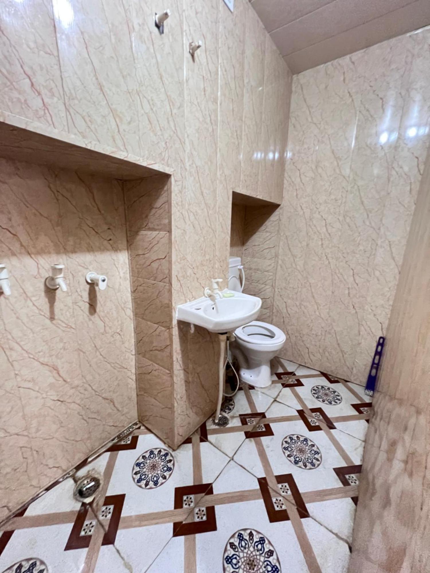 Pakhi Residency Hotel Vrindávan Kültér fotó